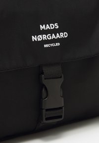 Mads Nørgaard TIAN FAE BAG UNISEX - Mala a tiracolo - black