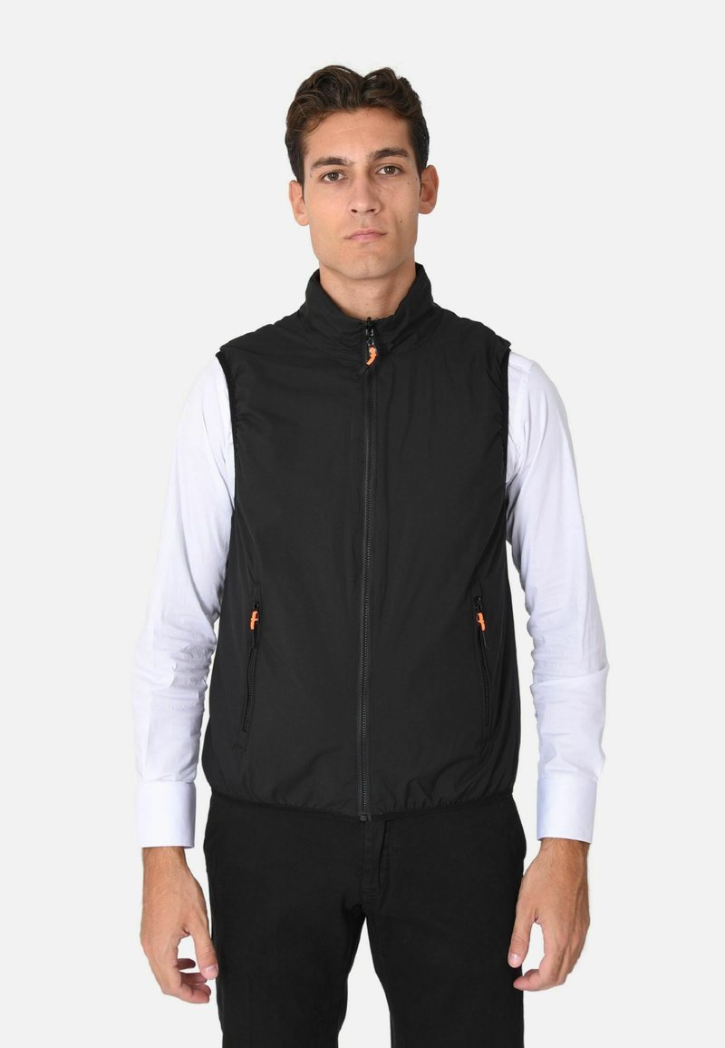 Gilet leggero nero con colletto alto, zip frontale e due tasche laterali con zip. Presenta tirazip arancioni. Tessuto liscio e sportivo.