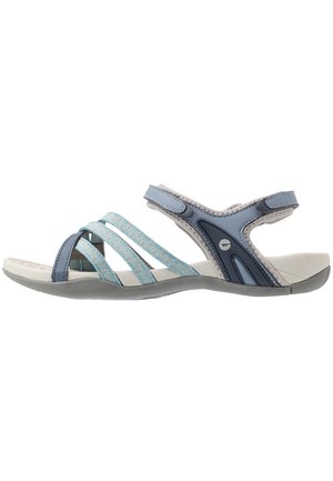 Lyseblå og grå sandal med åben tå med tre stofremme, justerbar bagrem, polstret sål og lavprofileret gummiydersål.