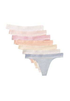 Sedm dámských tang ve světle pastelových barvách uspořádaných do vějířovitého stohu, zobrazujících jemné neutrální odstíny a nenápadné pruhy.