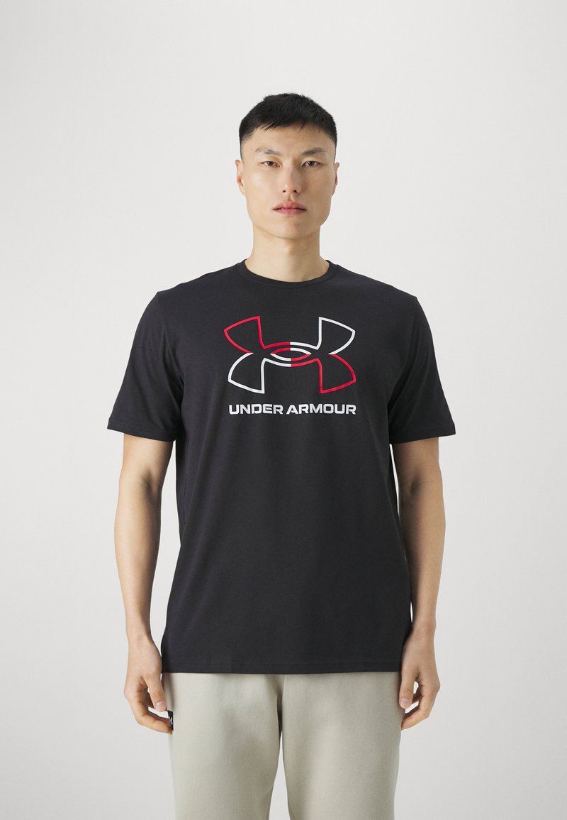 Sort t-shirt med rund halsudskæring, prydet med et rødt og hvidt Under Armour-logo på forsiden. Stoffet ser glat og let ud.