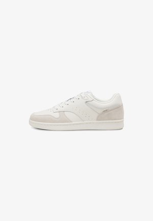 Witte leren sneakers met beige suède accenten, geperforeerde details, platte veters en een rubberen zool. Eenvoudig en gestroomlijnd ontwerp.