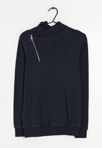 Sudadera de color azul marino con cuello alto, bolsillo con cremallera en la parte posterior y bolsillos laterales; fabricada en un tejido suave con una textura lisa.