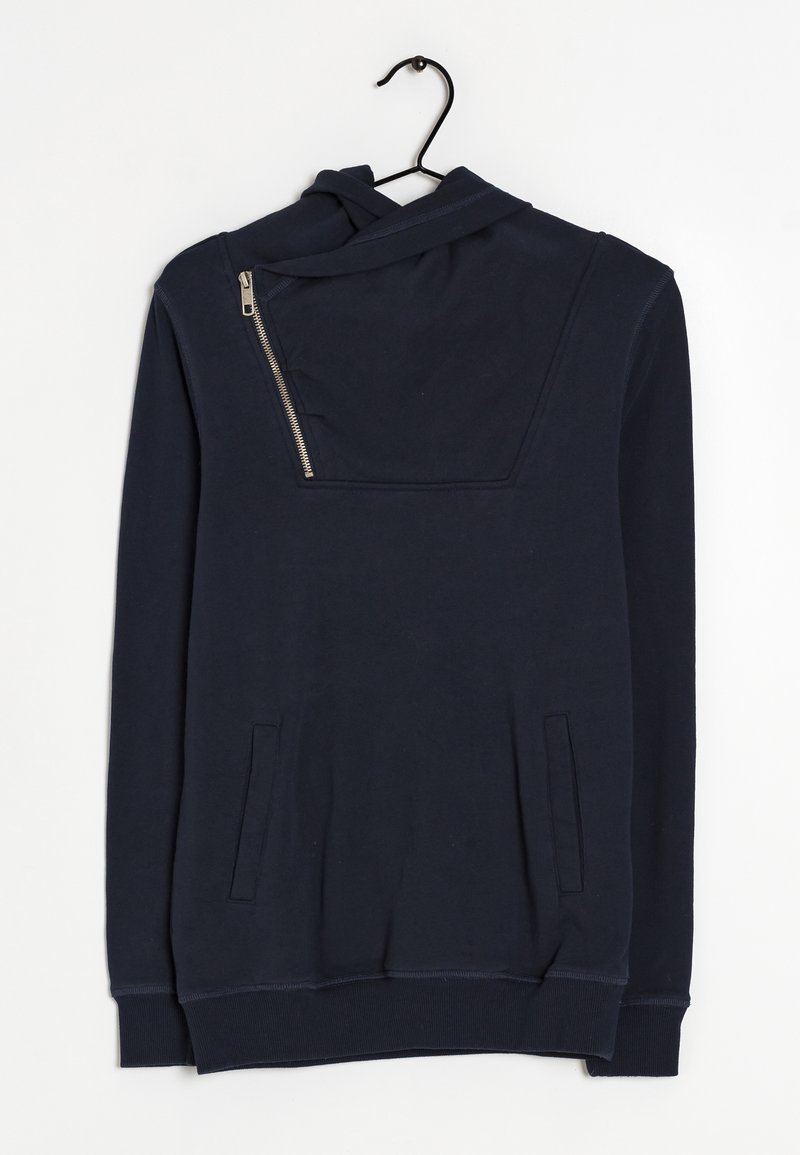 Sudadera de color azul marino con cuello alto, bolsillo con cremallera en la parte posterior y bolsillos laterales; fabricada en un tejido suave con una textura lisa.