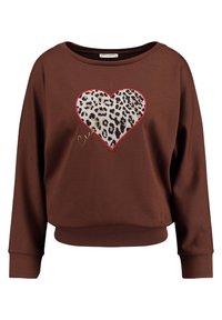 Bruine sweatshirt met een brede halslijn, voorzien van een luipaardprint hartontwerp omrand met rood en "Create" in goudkleurig garen in het midden.