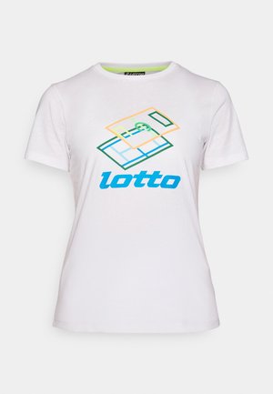 Weißes kurzärmliges T-Shirt aus Baumwolle mit einem bunten geometrischen Grafikdesign und dem blauen „lotto“-Logo auf der Vorderseite.
