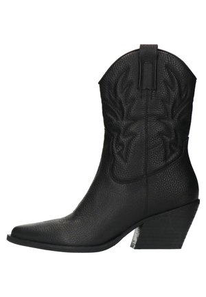 Zwarte leren cowboylaars met een spitse neus, textuur op het oppervlak en decoratieve stiksels op de schacht; heeft een robuuste hak.
