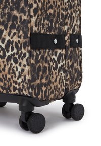 Maleta con patrón de piel de leopardo, fabricada con material duradero. Cuenta con cuatro ruedas negras y detalles de tela en los laterales.