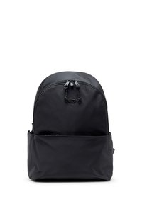 Sac à dos en nylon noir avec un haut arrondi, fermeture à double zip et une poche frontale. Texture lisse avec des coutures renforcées pour plus de durabilité.