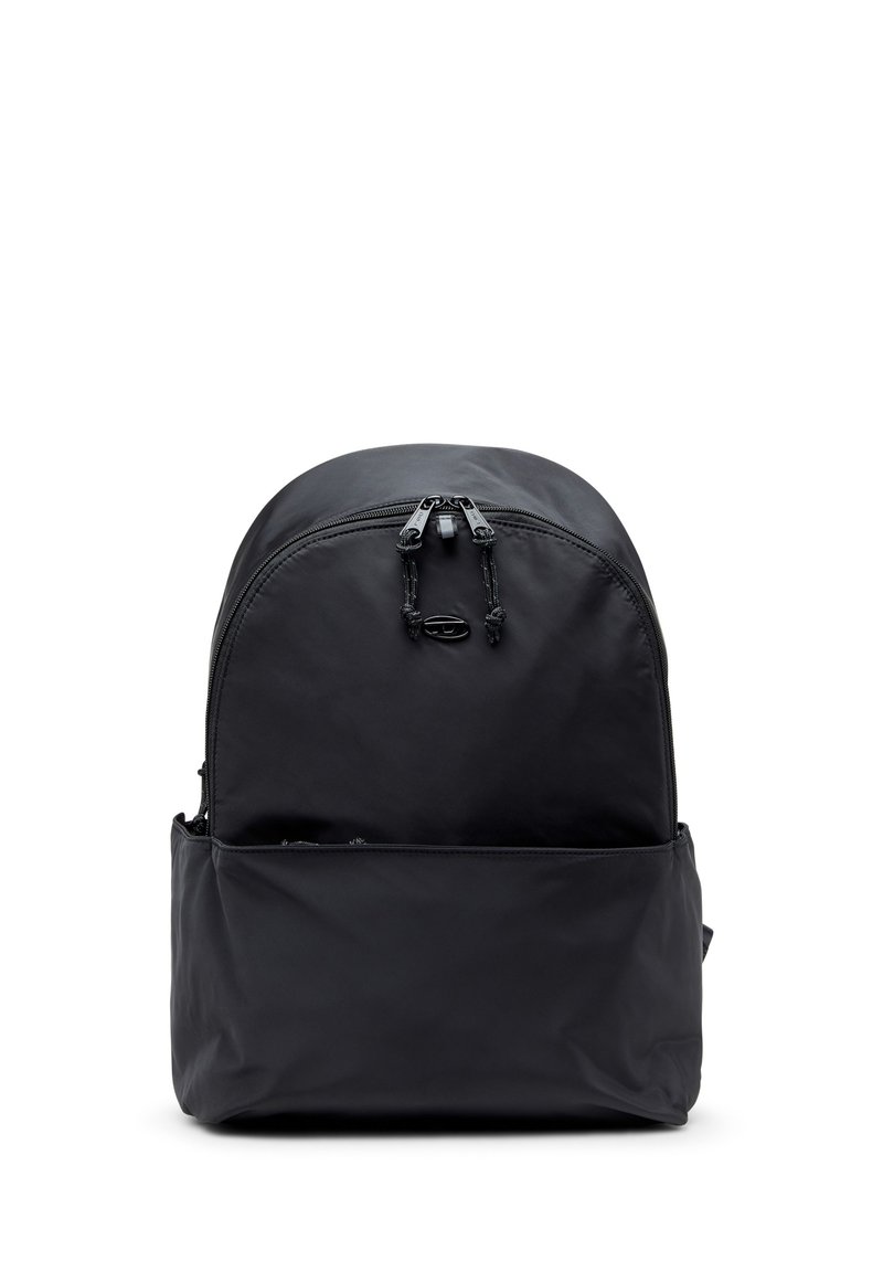 Sac à dos en nylon noir avec un haut arrondi, fermeture à double zip et une poche frontale. Texture lisse avec des coutures renforcées pour plus de durabilité.