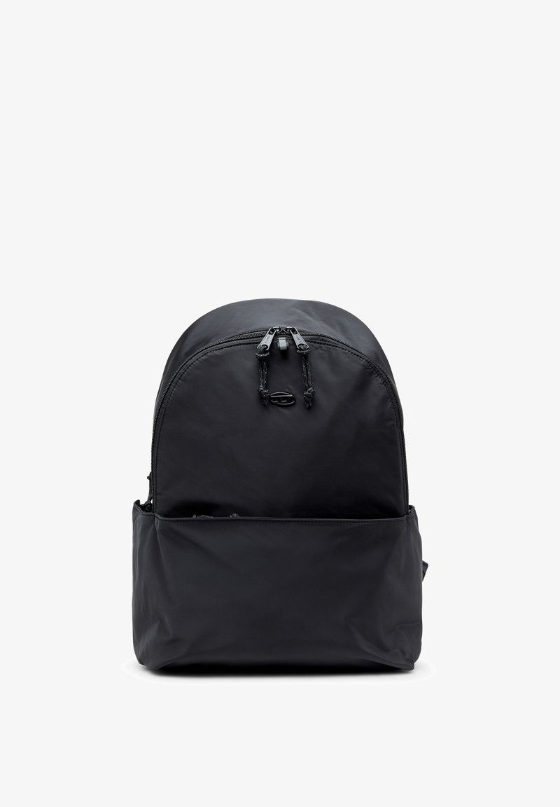 Čierny nylonový batoh s kulatým vrchom, dvojitým zipsom a prednou kapsou. Hladká textura s vystuženým šitím pre zvýšenú odolnosť.