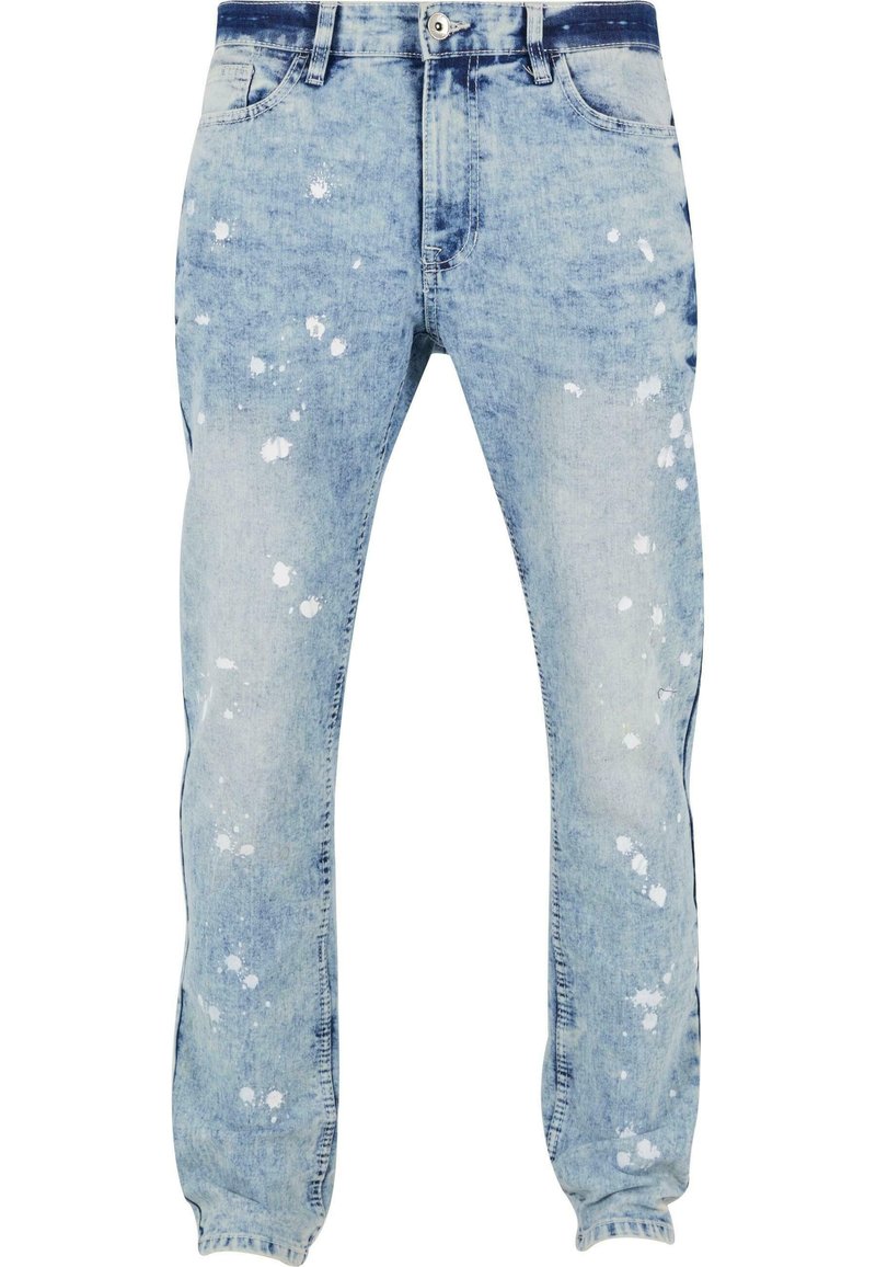 Jean en denim bleu clair avec une coupe décontractée, présentant un motif éclaboussé et des zones délavées. Design standard à cinq poches et fermeture à bouton.