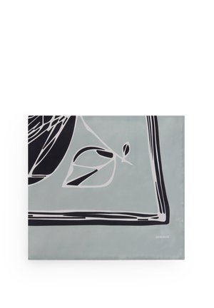 Quadrato di tessuto grigio chiaro con motivi astratti di foglie e linee in bianco e nero, con la scritta "MIRIADE" nell'angolo.