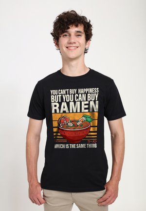 Schwarzes Baumwoll-T-Shirt mit einem bunten Ramen-Motiv und Text. Das Design enthält eine rote Schüssel, Nudeln und Zutaten, mit einer markanten Schriftart.