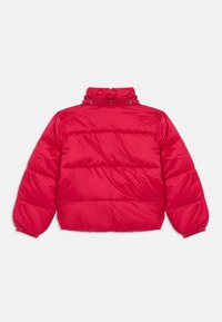 Rød puffjakke med høj krave, elastiske manchetter og en quiltet design. Fremstillet af glat, skinnende materiale med en afslappet pasform.