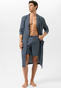 Marineblauw badjas met patroon en bijpassende korte broek, lichtgewicht stof, open voorkant, lange mouwen en losse pasvorm. Gladde textuur met subtiele designdetails.