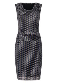 Robe bodycon sans manches en noir et bleu avec un motif en chaînes. Présente des détails froncés à la taille et une texture de tissu lisse.