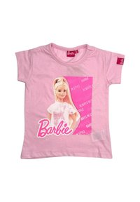 T-shirt en coton rose clair avec un graphisme de Barbie portant un haut blanc sur le devant. Texte « Barbie » et « Always in Style » imprimé en rose.