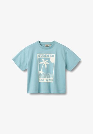 Lyseblå kortærmet T-shirt i bomuld med hvidt tryk af palme og bølgemotiv samt teksten "SUMMER ISLAND."
