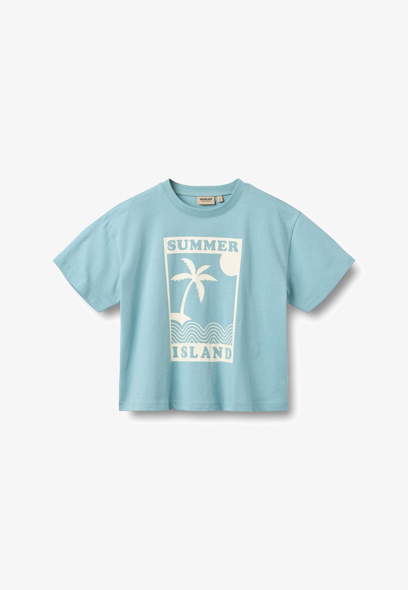 T-shirt bleu clair à manches courtes en coton, avec un imprimé blanc représentant un palmier et une vague, accompagné du texte « SUMMER ISLAND ».