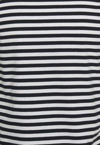 Camiseta de manga curta com riscas horizontais pretas e brancas, feita de um tecido macio com uma textura suave e um padrão uniforme.