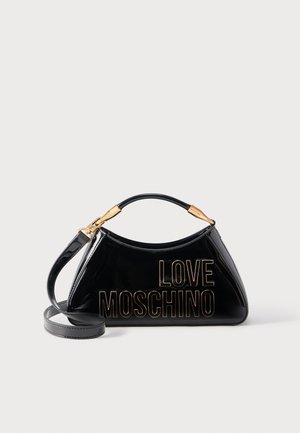 Μαύρη τσάντα από δέρμα πατεινέ με χρυσά μεταλλικά στοιχεία, λαβή στο πάνω μέρος, μακριά λουρί και το λογότυπο "LOVE MOSCHINO" με χρυσά γράμματα στο μπροστινό μέρος.