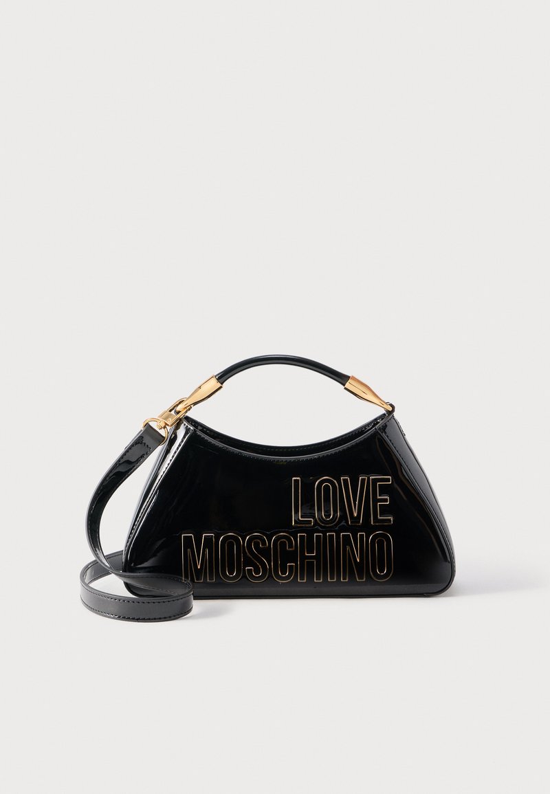 Μαύρη τσάντα από δέρμα πατεινέ με χρυσά μεταλλικά στοιχεία, λαβή στο πάνω μέρος, μακριά λουρί και το λογότυπο "LOVE MOSCHINO" με χρυσά γράμματα στο μπροστινό μέρος.