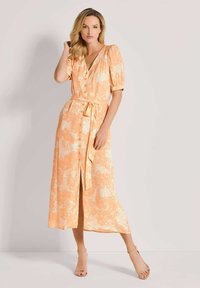 Maxikleid in Orange mit cremefarbenem Blumendruck, mit V-Ausschnitt, kurzen Puffärmeln, Knopfverschluss und einem gebundenen Taillengürtel.