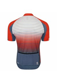 Jersey de ciclismo de manga corta en un degradado de rojo, blanco y azul con rayas horizontales; cuenta con un bolsillo trasero y un diseño ajustado.