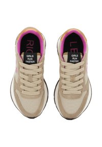 Beige en tan sneakers met beige veters, roze binnenvoering en een zwart label op de tong met de tekst "MEISJES RENNON SNELLER" in witte letters.