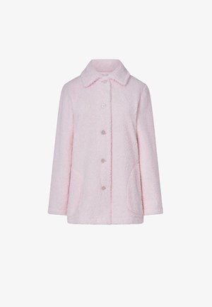 Abrigo texturizado de color rosa claro, con cuello tipo solapa, botones frontales y bolsillos laterales. Fabricado en una tela suave, con un corte suelto y relajado.