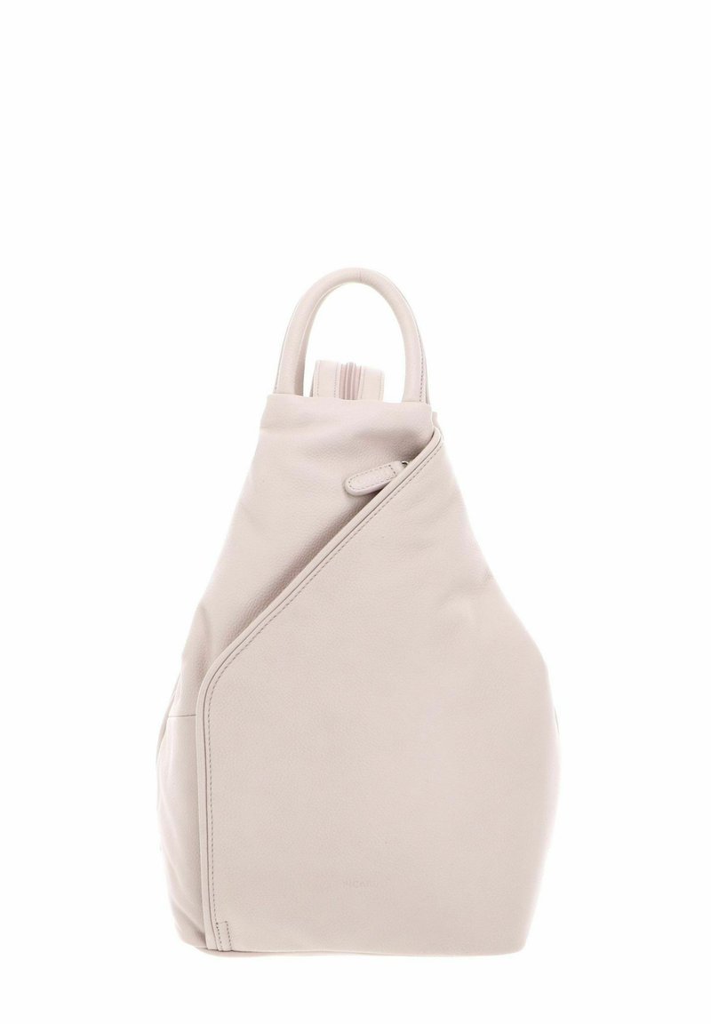 Sac en cuir beige clair avec un design asymétrique unique, une poignée arrondie et une texture lisse. Présente un minimalisme dans les détails.