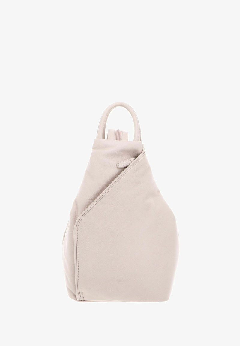Sac en cuir beige clair avec un design asymétrique unique, une poignée arrondie et une texture lisse. Présente un minimalisme dans les détails.