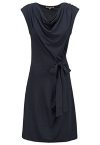 Robe sans manches bleu marine avec un col drapé et un détail noué sur le côté, longueur au genou et silhouette ajustée.