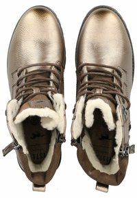 Metalen bronzen enkellaarzen met een gestructureerde afwerking, bontvoering en vetersluiting. Inclusief zijritsen en bruine suède accenten.