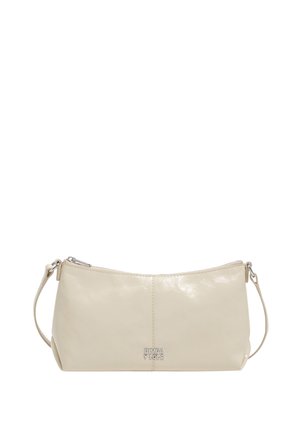 Pequeño bolso de hombro de cuero color crema con cierre de cremallera y logo plateado "Bimba y Lola" en el centro frontal.