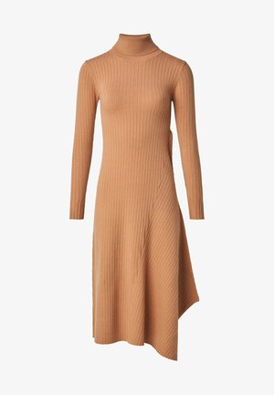 Robe col roulé côtelée de couleur beige chaud. Comprend des manches longues, un ourlet asymétrique et un tissu texturé pour plus de détails.