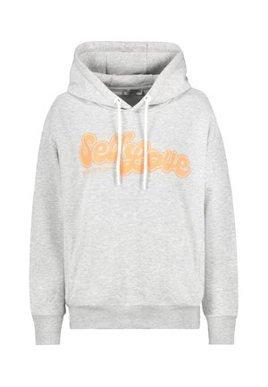 Hellgrauer Kapuzenpullover mit weißen Kordeln, vorn in der Mitte mit orangem Schriftzug „Self Love“ und kleinerem Text „Mind & Body“.