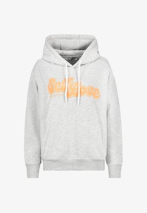 Hellgrauer Kapuzenpullover mit weißen Kordeln, vorn in der Mitte mit orangem Schriftzug „Self Love“ und kleinerem Text „Mind & Body“.