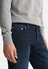 GANT EXTRA ACTIVE RECOVER - Jeans a sigaretta - black vintage