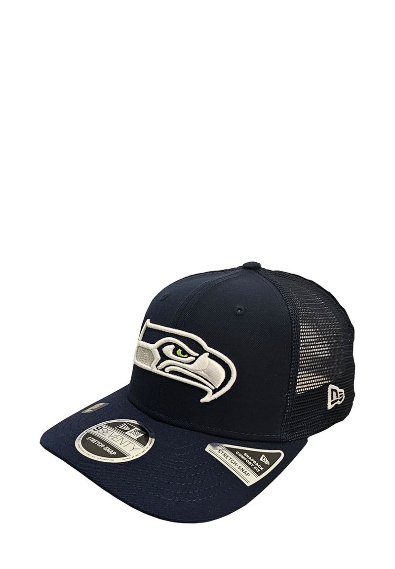 Casquette de baseball bleu marine avec un dos en filet, arborant un logo brodé blanc des Seattle Seahawks et des étiquettes en tissu sur le bord avant.