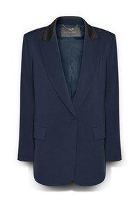 Blazer azul marino con un cuello de satén negro, cierre de un solo botón, dos bolsillos frontales y forro interior liso. Corte ajustado.