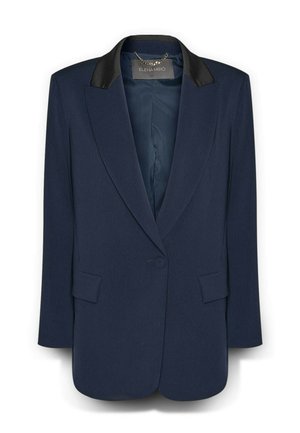 Blazer blu navy con colletto in satin nero, chiusura a singolo bottone, due tasche frontali e fodera interna liscia. Vestibilità tailored.