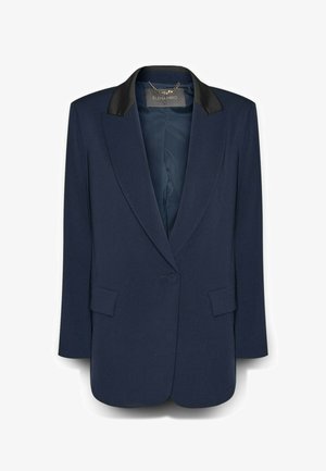Blazer blu navy con colletto in satin nero, chiusura a singolo bottone, due tasche frontali e fodera interna liscia. Vestibilità tailored.