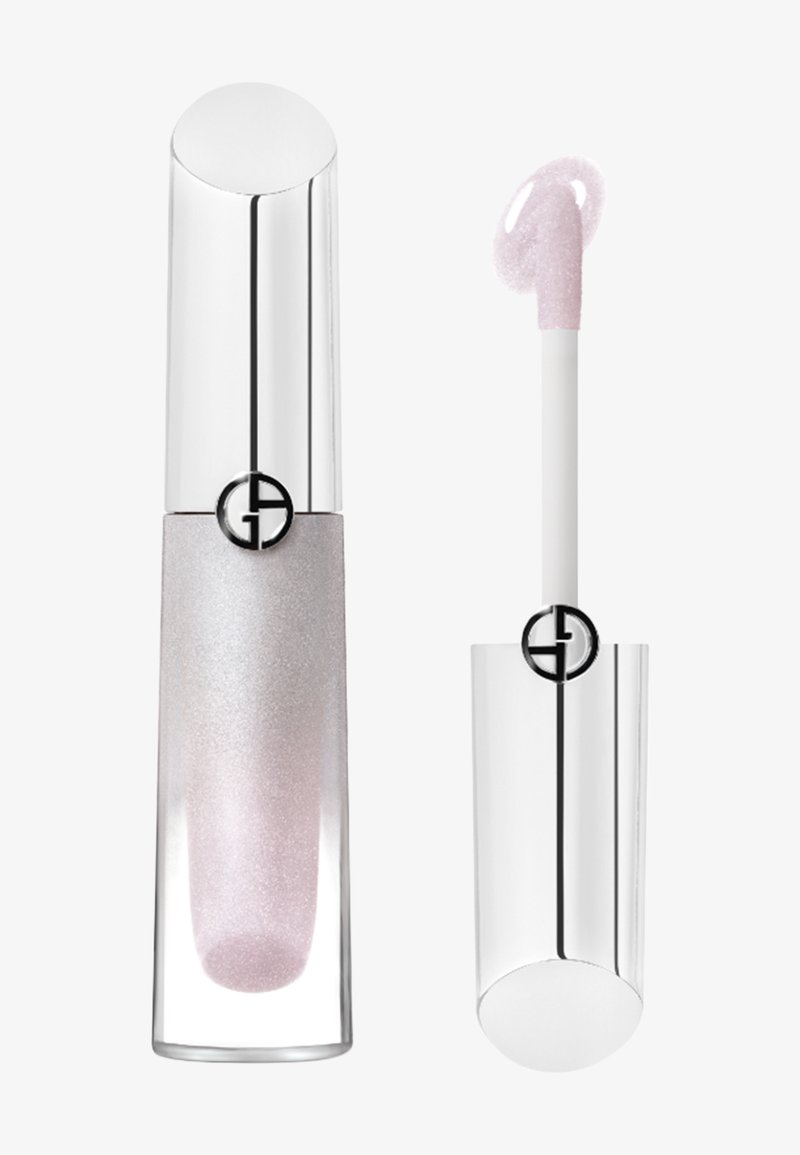 Lipgloss met transparante zilveren dop en glinsterende roze applicator ernaast op een witte achtergrond.