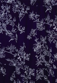 Tecido roxo adornado com padrões florais brancos. O design apresenta várias flores e folhas, com detalhes intrincados e uma textura suave.