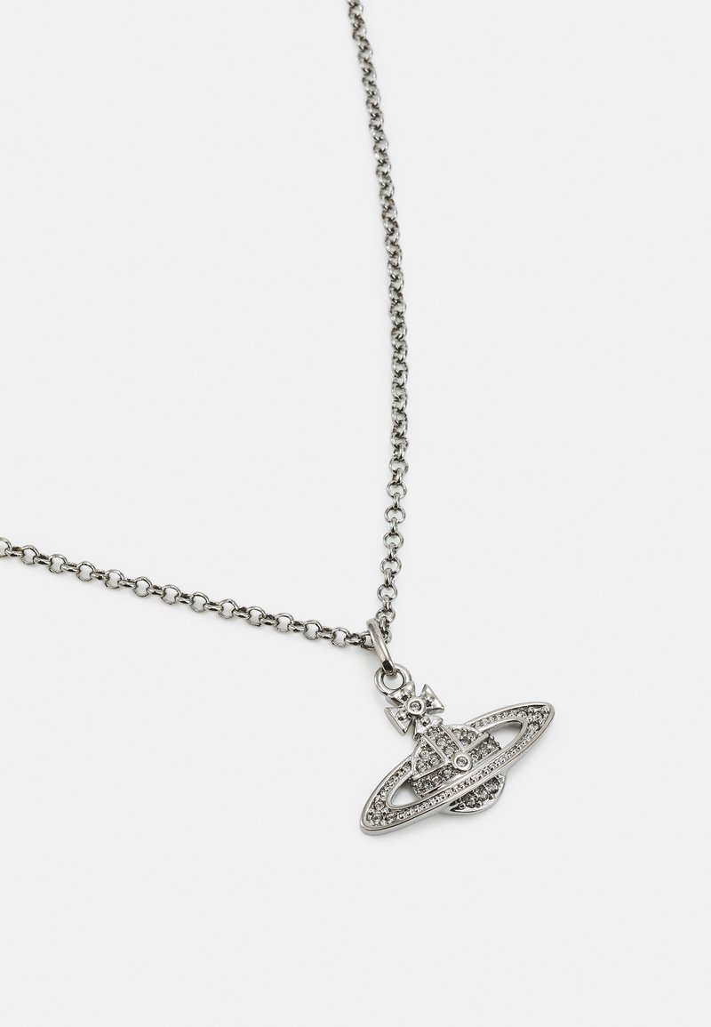 Sølv kædedyse med en planetformet vedhæng, der har glitrende detaljer og en sløjfe. Elegant design med en tekstureret overflade.