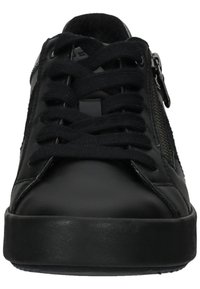 Zapatillas de cuero negro con textura suave, punta redonda, suela plana de goma y cordones negros; cuentan con un zipper lateral para mayor facilidad de uso.