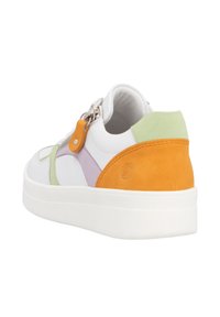Sneaker bianco con suola in gomma texturizzata, con dettagli in camoscio arancione, verde e viola. Dettaglio con zip laterale e collo imbottito.