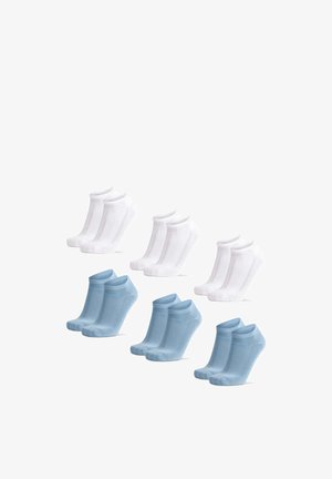 Set von sechs Socken: drei Paare in Weiß und drei in Hellblau. Die Materialien sind glatt mit einem gerippten Bündchen und ohne Muster.